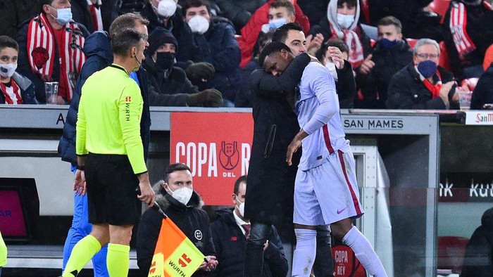 Ansu Fati BILBAO, SPAIN - JANUARY 20: Head coach Xavi Hernandez of FC Barcelona comforts Ansu Fati of FC Barcelona as he walks off the pitch with an injury during the Copa Del Rey round of 16 match between Athletic Club and FC Barcelona at San Mames Stadium on January 20, 2022 in Bilbao, Spain. (Photo by Juan Manuel Serrano Arce/Getty Images)