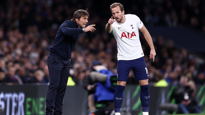 LONDON, ENGLAND - NOVEMBER 21: Antonio Conte, Manager of Tottenham Hotspur gives instructions to Harry Kane of Tottenham Hotspur during the Premier League match between Tottenham Hotspur and Leeds United at Tottenham Hotspur Stadium on November 21, 2021 in London, England. (Photo by Ryan Pierse/Getty Images)