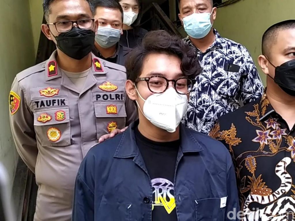 Acungkan Jempol, Ardhito Pramono Sampai di RSKO dengan Jeanneta Sanfadelia Acungkan Jempol, Ardhito Pramono Sampai di RSKO dengan Jeanneta Sanfadelia