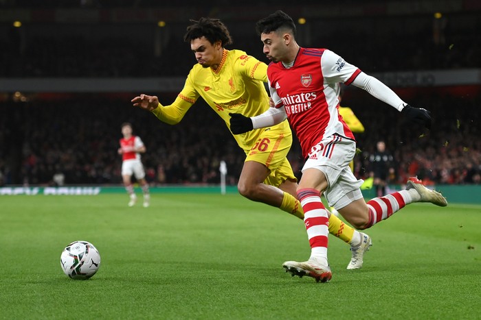 LONDON, ENGLAND - JANUARY 20: Gabriel Martinelli of Arsenal battles with Trent Alexander-Arnold of Liverpool during the Carabao Cup Semi Final Second Leg match between Arsenal and Liverpool at Emirates Stadium on January 20, 2022 in London, England. (Photo by Mike Hewitt/Getty Images)
