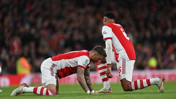 LONDON, ENGLAND - JANUARY 20: Ben White and Gabriel look on after Arsenal concede the first goal during the Carabao Cup Semi Final Second Leg match between Arsenal and Liverpool at Emirates Stadium on January 20, 2022 in London, England. (Photo by Shaun Botterill/Getty Images)