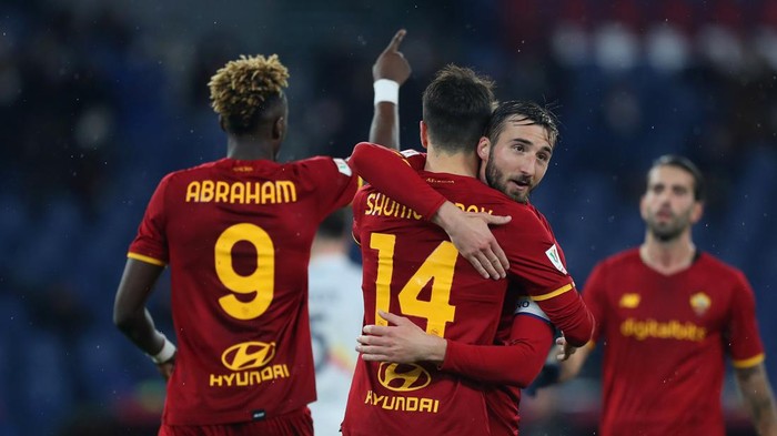 ROME, ITALY - JANUARY 20:  Eldor Shomurodov with Tammy Abraham and Bryan Cristante of AS Roma celebrates after scoring the teams third goal uring the Coppa Italia match between AS Roma and US Lecce at Stadio Olimpico on January 20, 2022 in Rome, Italy.  (Photo by Paolo Bruno/Getty Images)