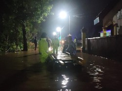 Desa di Kediri Terendam Banjir Setinggi 1 Meter, Warga Mengungsi
