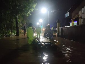 Desa di Kediri Terendam Banjir Setinggi 1 Meter, Warga Mengungsi Desa di Kediri Terendam Banjir Setinggi 1 Meter, Warga Mengungsi