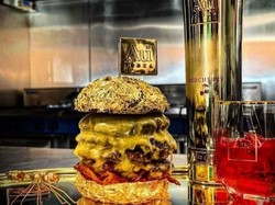Saingi Burger Salt Bae, Resto Ini Bikin Burger Lapis Emas Rp1,1 Juta