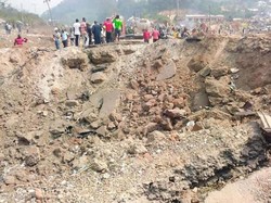 Truk Angkut Bahan Peledak Tabrakan dengan Motor, 17 Orang Tewas