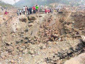 Truk Angkut Bahan Peledak Tabrakan dengan Motor, 17 Orang Tewas Truk Angkut Bahan Peledak Tabrakan dengan Motor, 17 Orang Tewas