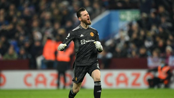 BIRMINGHAM, ENGLAND - JANUARY 15: David De Gea of Manchester United celebrates after their sides second goal, scored by Bruno Fernandes (Not pictured) during the Premier League match between Aston Villa and Manchester United at Villa Park on January 15, 2022 in Birmingham, England. (Photo by Clive Mason/Getty Images)