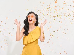 Merah-Kuning, Ini 4 Warna Outfit yang Bawa Keberuntungan di 2022