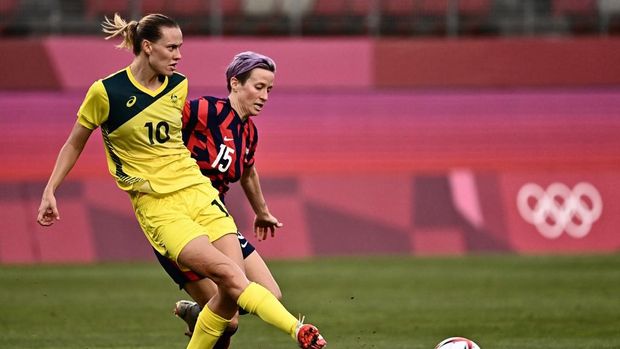 Australia's midfielder Emily van Egmond (L) fights for the ball with USA's forward Megan Rapinoe during the Tokyo 2020 Olympic Games women's bronze medal football match between Australia and the United States at Ibaraki Kashima Stadium in Kashima city, Ibaraki prefecture on August 5, 2021. (Photo by Jeff PACHOUD / AFP)