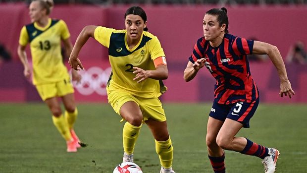 Australia's forward Sam Kerr fights for the ball with USA's defender Kelley O'Hara (R) during the Tokyo 2020 Olympic Games women's bronze medal football match between Australia and the United States at Ibaraki Kashima Stadium in Kashima city, Ibaraki prefecture on August 5, 2021. (Photo by Jeff PACHOUD / AFP)