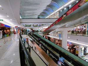 Geliat Pusat Perbelanjaan di Awal Tahun Geliat Pusat Perbelanjaan di Awal Tahun