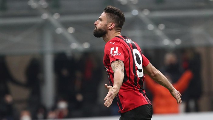MILAN, ITALY - JANUARY 13: Olivier Giroud of AC Milan celebrates after scoring his sides opening goal during the Coppa Italia match between AC Milan and Genoa CFC at Stadio Giuseppe Meazza on January 13, 2022 in Milan, Italy. (Photo by Marco Luzzani/Getty Images)