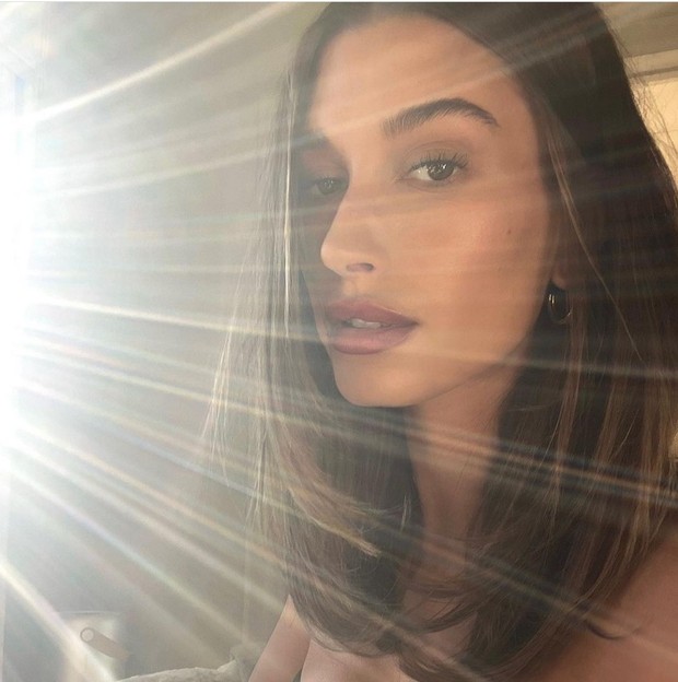 Heavy layer ala Jennifer Aniston/Foto: Instagram.com/haileybieber tren gaya rambut wanita 2022 yang bakal mendominasi