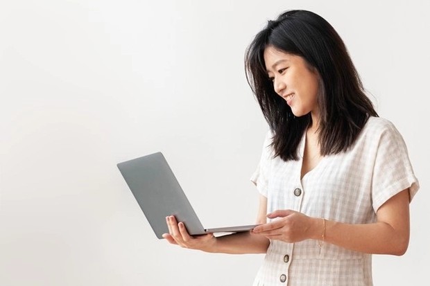 Ilustrasi menggunakan media sosial/ Foto: Freepik.com