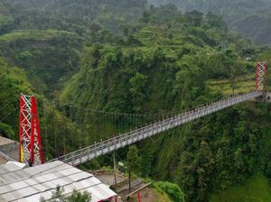 Puan Buka Jembatan Gantung Rp 3,2 M, Bye-bye Naik-Turun Jurang!