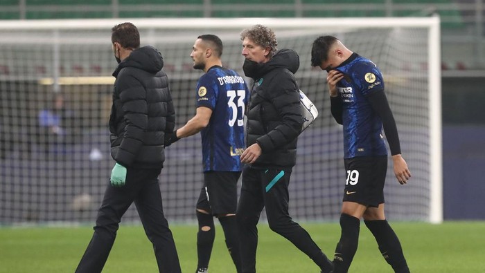 MILAN, ITALY - JANUARY 19: Joaquin Correa of FC Internazionale walk off with an injury during the Coppa Italia match between FC Internazionale and Empoli FC at Stadio Giuseppe Meazza on January 19, 2022 in Milan, Italy. (Photo by Marco Luzzani/Getty Images)