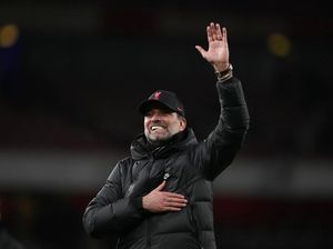 Momen Klopp Bagi-bagi Bir ke Fans Liverpool