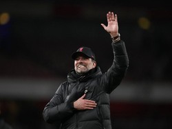 Momen Klopp Bagi-bagi Bir ke Fans Liverpool