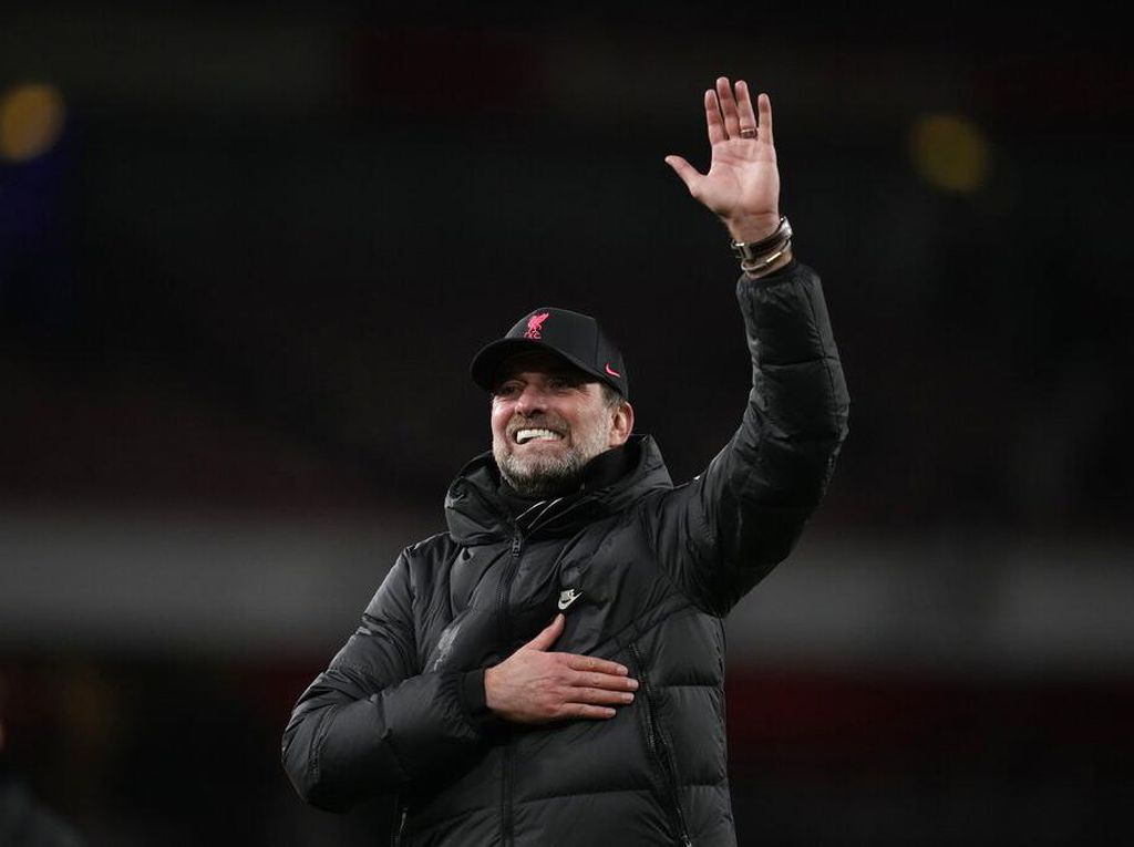 Momen Klopp Bagi-bagi Bir ke Fans Liverpool Momen Klopp Bagi-bagi Bir ke Fans Liverpool