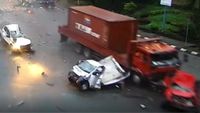 Potret Kecelakaan Balikpapan Saat Truk Maut Tabrak Motor-Mobil Dari Belakang
