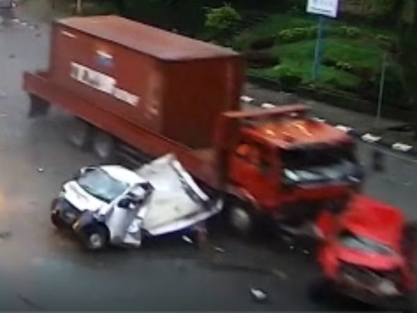 Potret Kecelakaan Balikpapan Saat Truk Maut Tabrak Motor-Mobil Dari Belakang