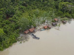 Kerja Keras Marinir Menembus Pedalaman Papua