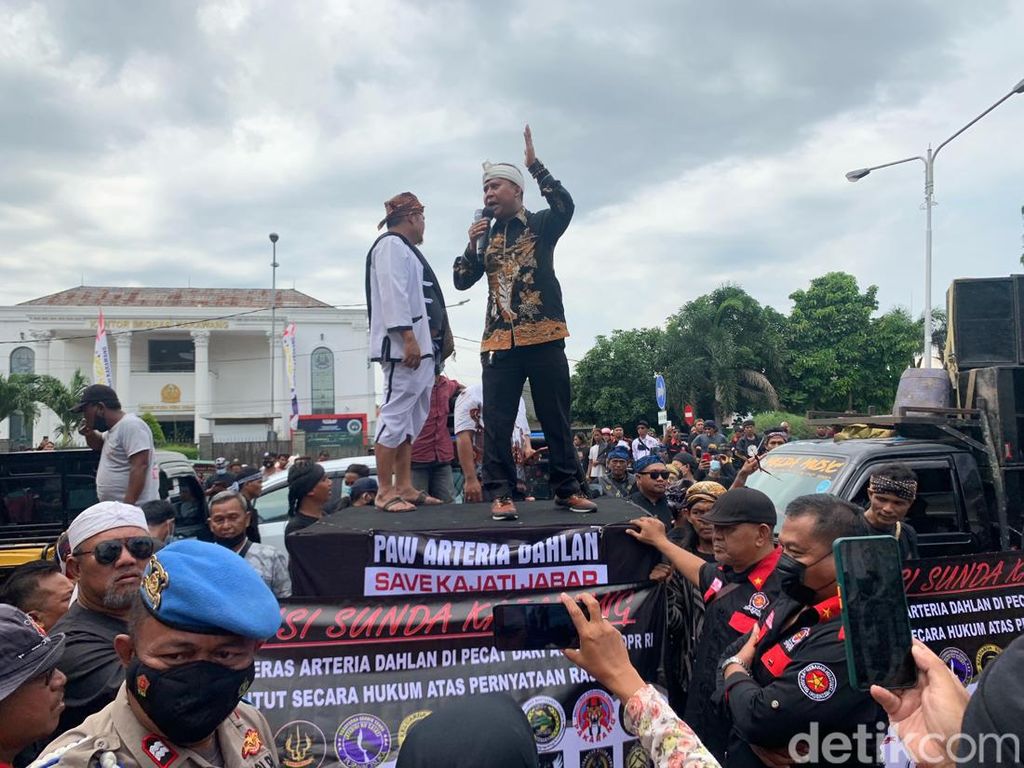 Ketua DPRD Karawang Dukung Arteria Dahlan Dipecat: Bikin Sakit Warga Sunda
