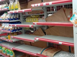 Minyak Goreng Diborong, Rak-rak di Minimarket Kosong!