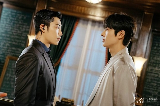 Lee Min Ho dan Woo Do Hwan dalam drama The King Eternal Monarch
