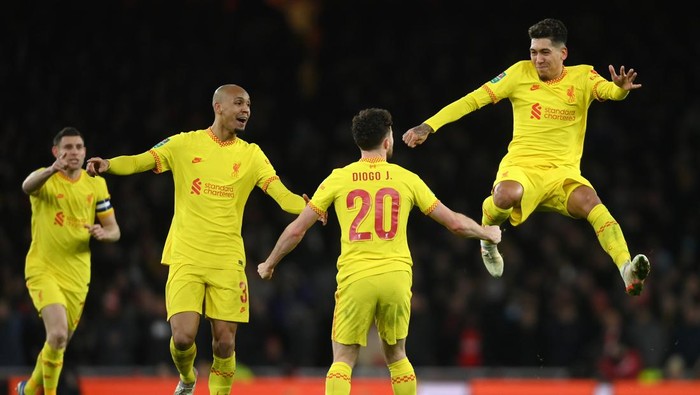 LONDON, ENGLAND - JANUARY 20: Diogo Jota of Liverpool celebrates his second goal with Roberto Firmino during the Carabao Cup Semi Final Second Leg match between Arsenal and Liverpool at Emirates Stadium on January 20, 2022 in London, England. (Photo by Mike Hewitt/Getty Images)