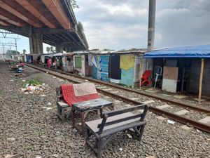 Meski Diperingatkan, Penghuni Bedeng Belakang JIS Ogah Bongkar Hunian