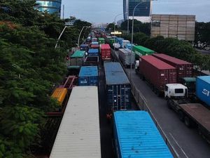 Kontainer Melintang di Jl Enggano Tanjung Priok, Lalin Macet Parah!