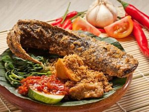 Makan Pecel Lele Pakai Nasi, Bentuk Malah Kaya Sperma Goreng