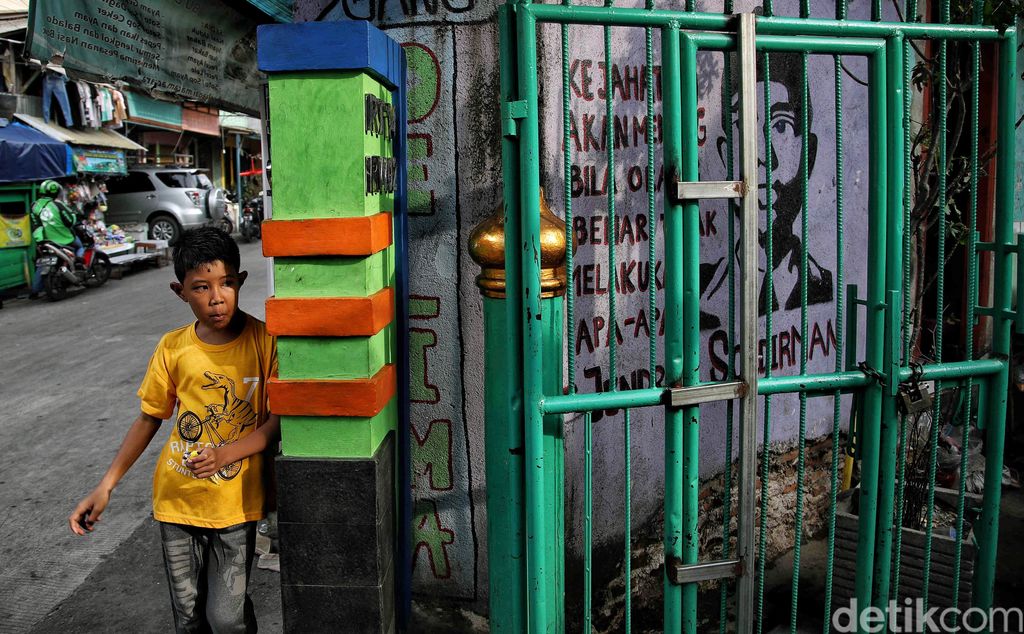 Kecamatan Johar Baru adalah salah satu pemukiman terpadat di Ibu Kota bagian Jakarta Pusat. Johar Baru memiliki luas wilayah 239 kilometer persegi. Bahkan kecamatan ini disebut sebagai salah satu pemukiman terpadat di Asia Tenggara.