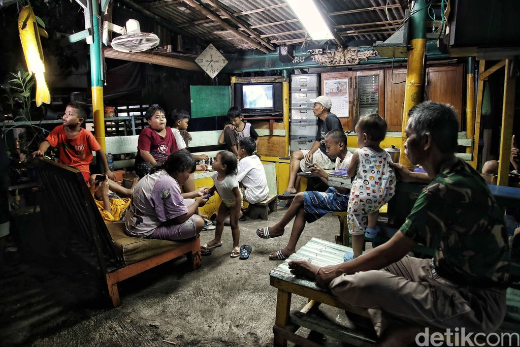Kecamatan Johar Baru adalah salah satu pemukiman terpadat di Ibu Kota bagian Jakarta Pusat. Johar Baru memiliki luas wilayah 239 kilometer persegi. Bahkan kecamatan ini disebut sebagai salah satu pemukiman terpadat di Asia Tenggara.