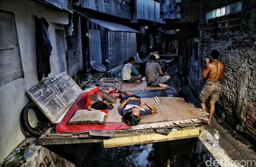 Kecamatan Johar Baru adalah salah satu pemukiman terpadat di Ibu Kota bagian Jakarta Pusat. Johar Baru memiliki luas wilayah 239 kilometer persegi. Bahkan kecamatan ini disebut sebagai salah satu pemukiman terpadat di Asia Tenggara.