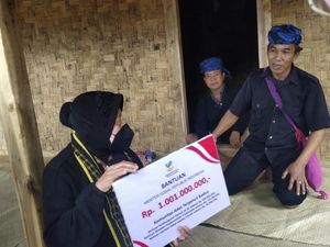 Mensos Risma Kunjungi Suku Baduy Terdampak Kebakaran di Kanekes