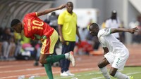 Saliou Ciss dari Sinegal berusaha merebut bola dari Morgan Guilavogui. Senegal juga dipastikan lolos setelah menjadi Grup B. AP Photo/Sunday Alamba.