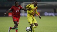 Gomezgani Chirwa dari Malawi dan Ismael dari Zimbabwe berebut bola dalam pertandingan Grup B. Malawi dipastikan lolos lewat kategori tim peringkat tiga terbaik Grup B. AP Photo/Sunday Alamba.