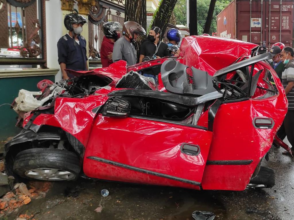Penumpang Selamat dalam Kecelakaan Truk Tronton Balikpapan, Ini Fitur Safety Daihatsu Ayla