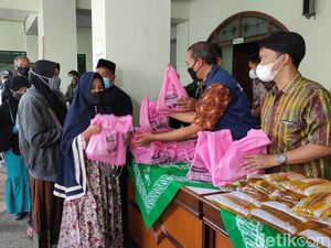 Khofifah Gelar Operasi Pasar Minyak Goreng di PCNU Kota Malang