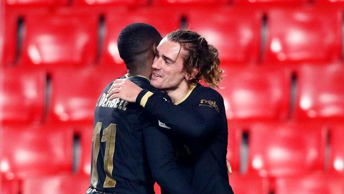 GRANADA, SPAIN - FEBRUARY 03: Antoine Griezmann of FC Barcelona celebrates with Ousmane Dembele after scoring his team's third goal during the Copa del Rey match between Granada and Barcelona at Estadio Nuevo Los Carmenes on February 03, 2021 in Granada, Spain. Sporting stadiums around Spain remain under strict restrictions due to the Coronavirus Pandemic as Government social distancing laws prohibit fans inside venues resulting in games being played behind closed doors. (Photo by Fran Santiago/Getty Images)
