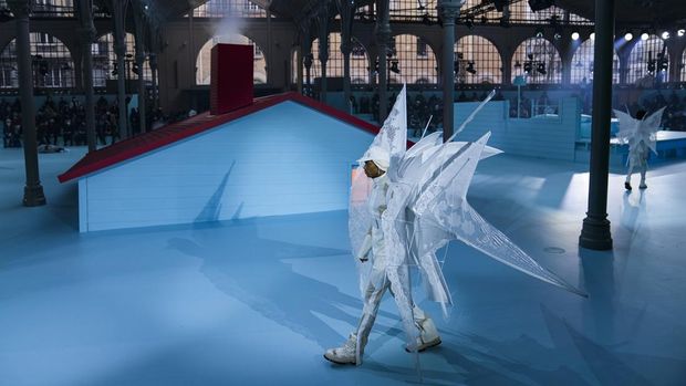 A model wears a creation for the Louis Vuitton fall-winter 22/23 men's collection, in Paris, Thursday, Jan. 20, 2022. (AP Photo/Francois Mori)