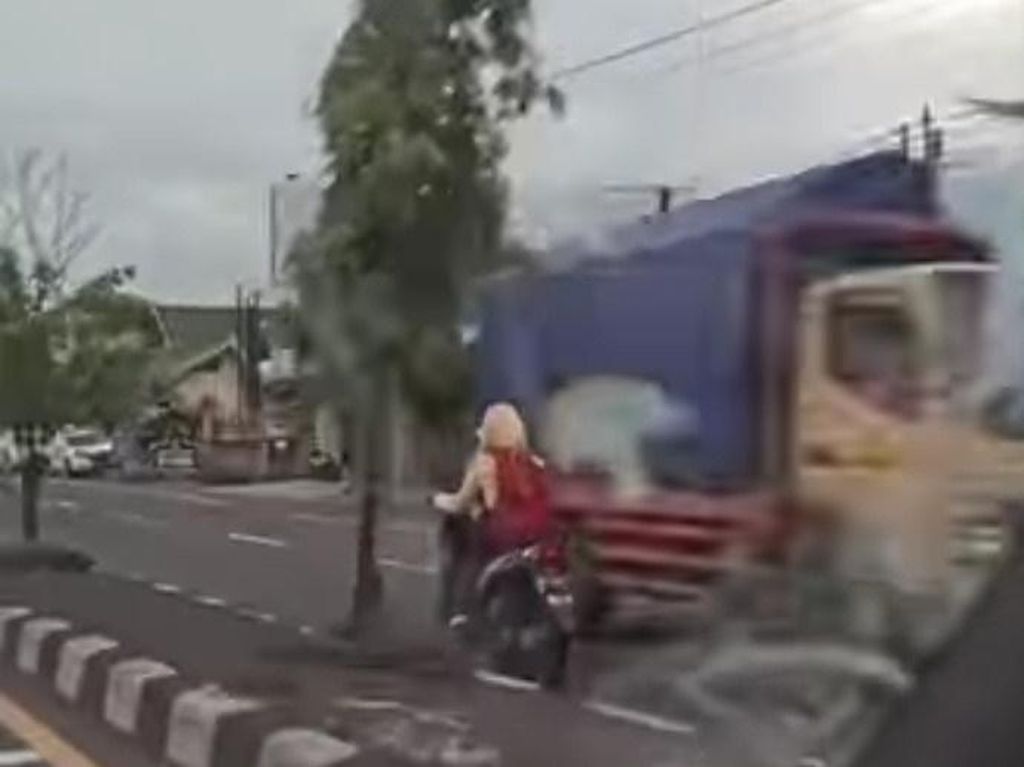 Bahaya! Siswi SMK Bermotor Lawan Arah Jalan Solo-Yogya, Polisi Bertindak