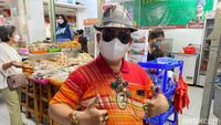 Kantin Ie Suan di ITC Mangga Dua Viral Berkat Penjualnya yang Nyentrik