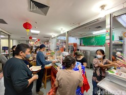 Cetar! Ibu Kantin ITC Mangga Dua Ini Jualan Pakai Bulu Mata Anti Badai