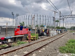 Penertiban Bedeng Pinggir Rel Belakang JIS untuk Proyek Exit Tol
