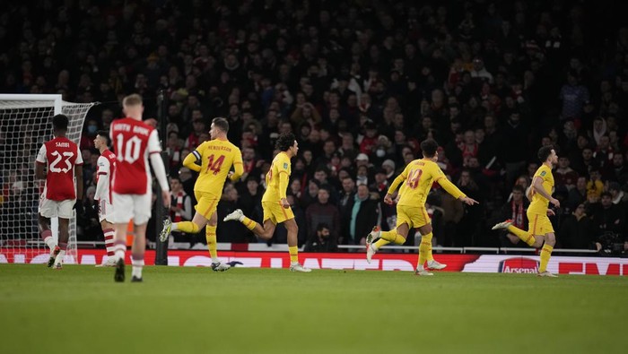 Liverpools Diogo Jota, right, celebrates with teammates after scoring the opening goal of his team during the English League Cup semifinal second leg soccer match between Arsenal and Liverpool at the Emirates Stadium in London, Thursday, Jan. 20, 2022. (AP Photo/Matt Dunham)