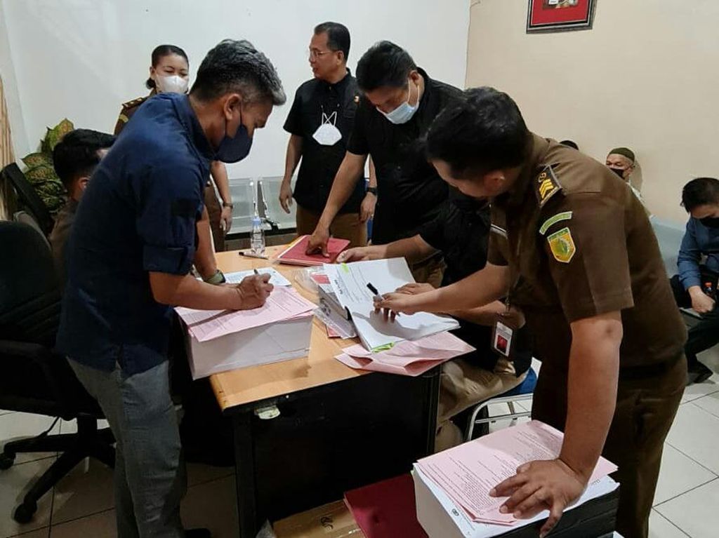 Polisi Serahkan 2 Tersangka Korupsi Pengadaan HT di Medan ke Jaksa